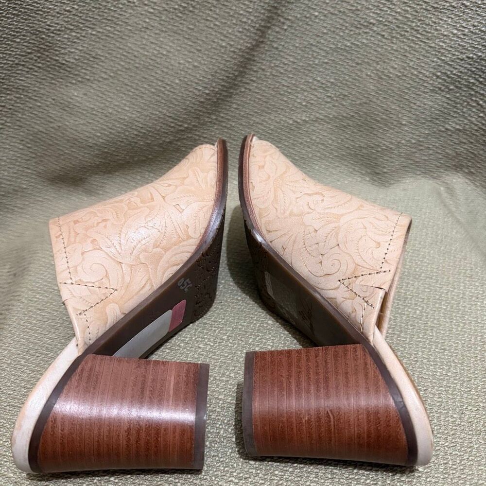 Patricia Nash Shelli Leather Patterned Beige Slip On High Heal Shoes Size 9 NWOT - Picture 7 of 10